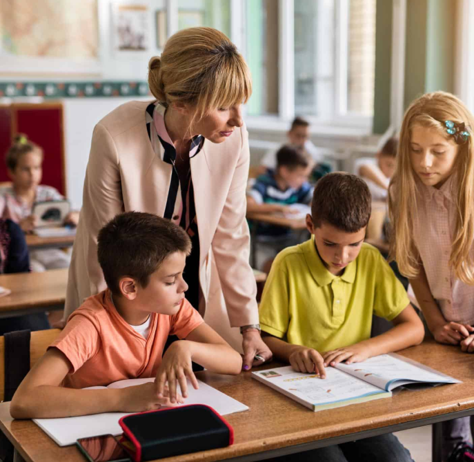 Teacher helping students - Photo by Mikhail Nilov on Pexels